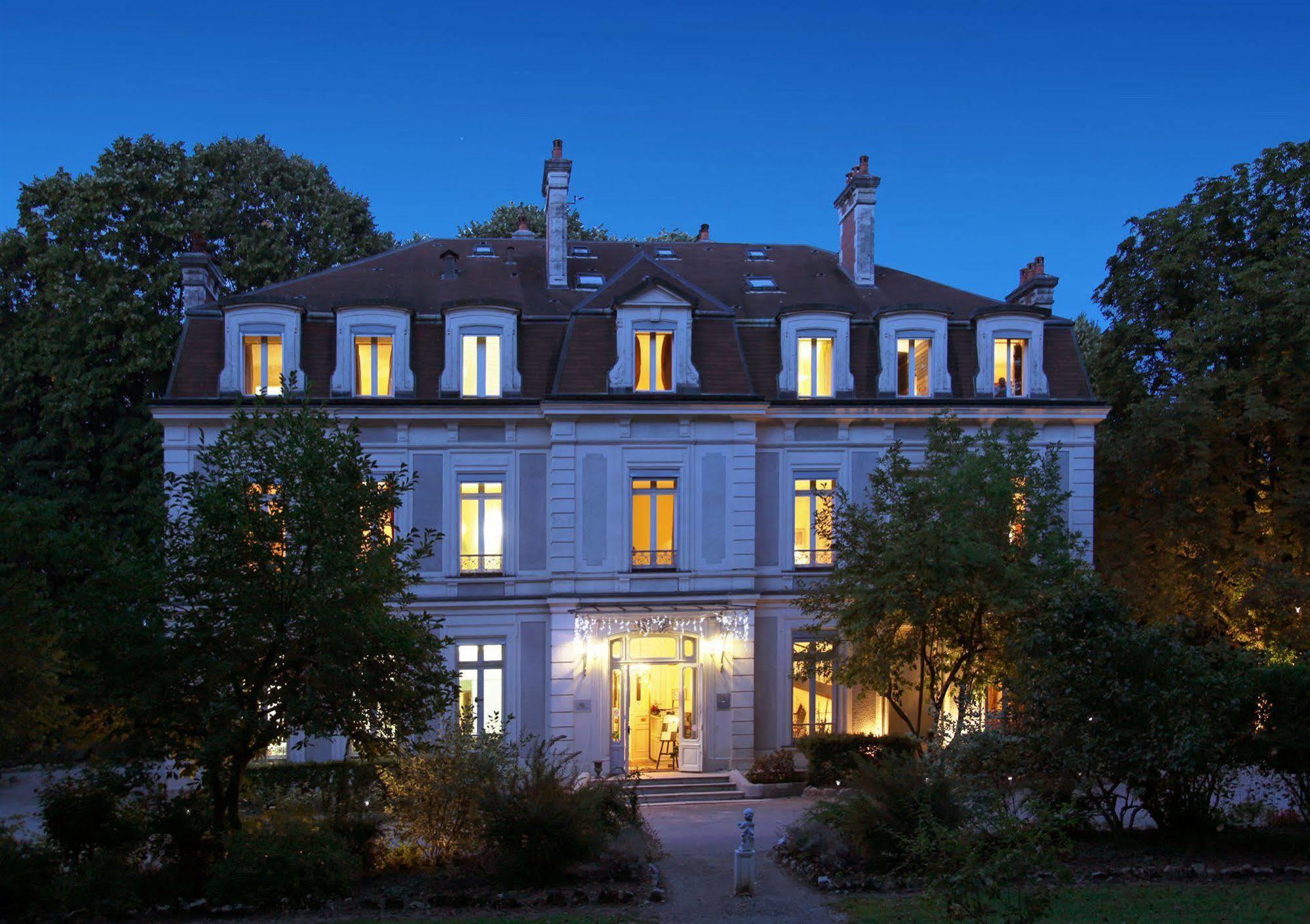 Chateau De La Dame Blanche - Logis Geneuille Exterior photo